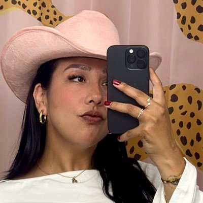 HeyFuzzPacheco's profile picture. Ella es de un color que nadie conoce y en la hora 25 aparece, en el mes entre diciembre y enero la estación del año en medio del invierno♥