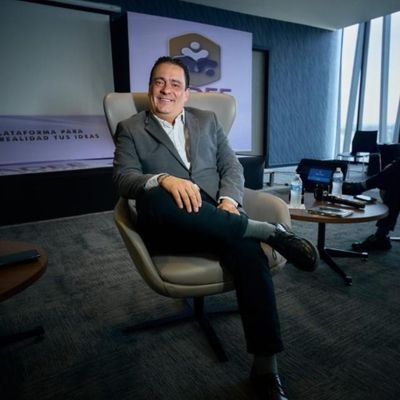 Esposo,
Empresario Inmobiliario,
Profesor Universitario,
Protesorero CCE Puebla,
Tesorero de la Fundación Empresarios por Puebla