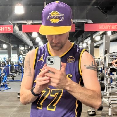 I’m back!! I tweet about sports Jays Dodgers Lakers Packers Browns Habs ND Irish and other hobbies. ✝️ Owner of @The6ixVladdy
