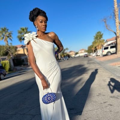 2kindbow's profile picture. Xotiq Rainbow 🌈 !📚📜 business owner, mommy, and spiritual guru of positive vibes ❤💚💜💙💛🌈 Ig:2kindbow, xotiqrainbow, snap: 2kindbow