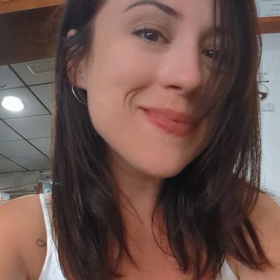Brava. Intensa. De vegades insofrible, sempre brutalment honesta. Un caos amb ànima. Em bec la vida a glopades.