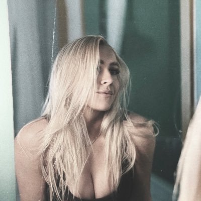 LunaLunadewit98's profile picture. 