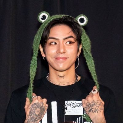 silly hypebug, sappy softie, + army dreamer ⟭⟬⁷⁺ᴰᴾᴿ ⁺ᶜᵀʸᴸ hyping your faves too! ₊˚⊹ // made of sugar, rice & (neuro)spice! // she/her