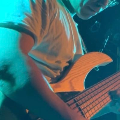 ベースを弾いております。なんでも弾きます。ライブ、宅録どちらも出来ます。御依頼等はお気軽にDMから。 @Caratorium