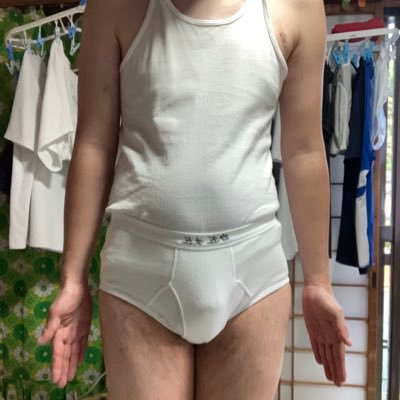 小学生から白ブリーフ好き、おもらしは毎日のようにします、部屋着は体操服、学生ソックス、中学生がはく白スニーカー穿いてます、 真正包茎、白スパッツ、陸上ユニフォーム、冬は寒いからおむつ穿いてます、ゲイ2人、女には興味なし、貧乏で体操服ブリーフ