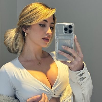 elon_rose52922's profile picture. 