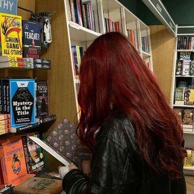 reading mysteries, crimes, romances and listening to taylor swift on repeat… if the book doesn’t destroy me, i don’t bother. she/her • ace🍰