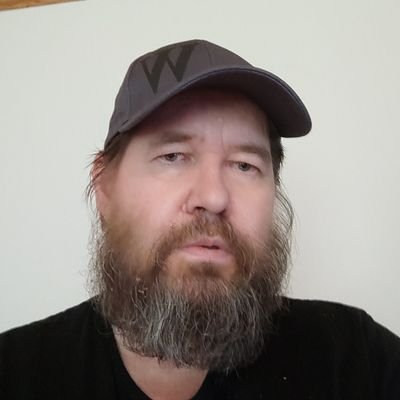 Työkyvyttömyyseläkkeellä. Kaksisuuntainen mielialahäiriö. On a disability pension. Living with bipolar disorder. Ravit ja urheilu kiinnostavat.