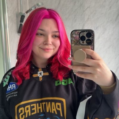 Miasaysstuff's profile picture. 24 🖤💛Block 5 💛🖤hoping to go to every EIHL arena