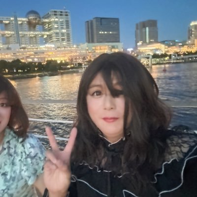 制服女装です(*^^*)たまに、カジュアルな服をコスプレ的に着てます(笑) 最近の悩みは、学校指定のリボンなど小物が揃わないσ(^_^;)