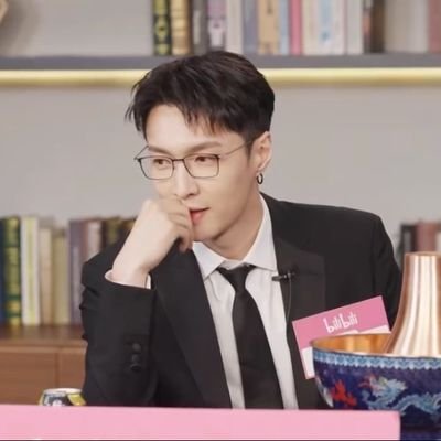 honeylayz's profile picture. loving you’s like staring at the sun💜