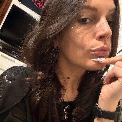 Le menti mediocri condannano abitualmente tutto ciò che è oltre la loro portata. -Francois de La Rochefoucauld-#domina #bixessual #femdomwoman #satanic