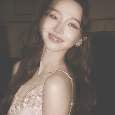 Revasseire's profile picture. Reverie wrapped in petals, a garden of dreams in the making.