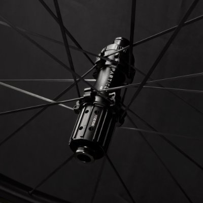 particlejapan's profile picture. 当社では、わずか 975 グラムから、徹底的にテストされた高品質の UCI 認定カーボン ホイールセットを提供しています。