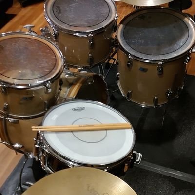 休日限定バンドマン。bass、drum、percussion、keyboard等々。
音楽はあらゆるジャンルで聴きます&弾きます、叩きます。
海と風景とラジオが大好き。
食べる事はもっと大好き。