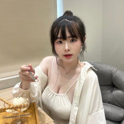chntintin759728's profile picture. 白天上課  晚上屬於自己的小秘密 🌙  單純外表下  藏著想放縱的心
有點害羞  熟了會很黏人   你會想要了解我嗎