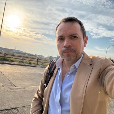 Quiero ser capaz de ver en todo la esperanza ardiendo como brasa inextinguible.Preocupado x cambio climático,la democracia y DDHH en Chile. casado, una hija.