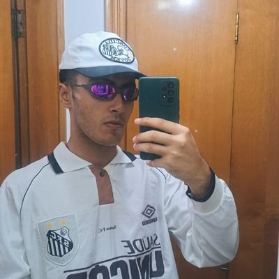 santista, universitário, pró calvos, anti-pombos, corredor, desenhista aposentado e comentarista alheio