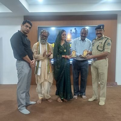शास्त्र के सब ज्ञान जानो, शस्त्र साजो वीर।
तुम सदा उनके लिए हो, शत्रु और काफीर।।
मेरी श्रीमती शोभा मोहन जी भी कवयित्री हैं। हम दोनों छंद बद्ध छंद मुक्त कविता