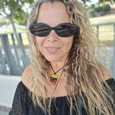📍 Venezolana con #ADNGuaro • Soy la chiquita de LA CON • IG @ConieHenriquez • #F1 • #TeamLH ⁴⁴ • #DogMom • #DogLover • #Melómana • #80sMusic • #SoyRealtor