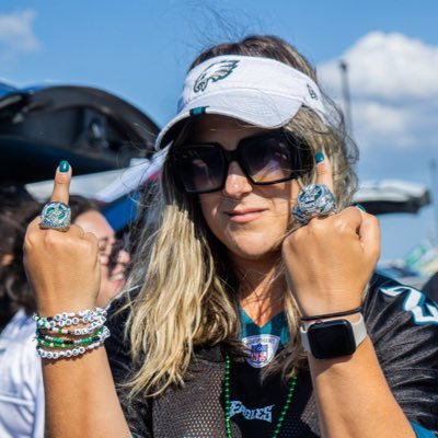 neurotic Jewish mother, bringer of backpack beers, and lover of all things Philly. 41-33/40-22 forever. also an old hag with the chin of a linebacker. she/her