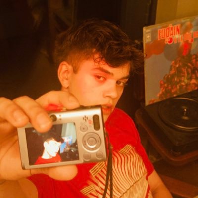 zodiiec's profile picture. trapped...