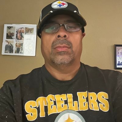 Steelers fan for life , Michigan fan . Writes and Plays piano 🎹.. WFH 🧑💻