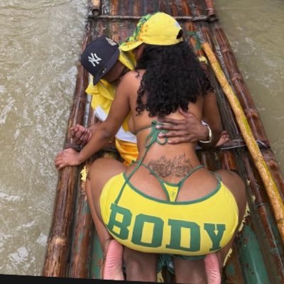 Je suis un black hétéro qui aime partager du contenu où il y a de la romance et du sex + mes idées sur des tenues, make up, coiffure, et lingerie pour ma meuf