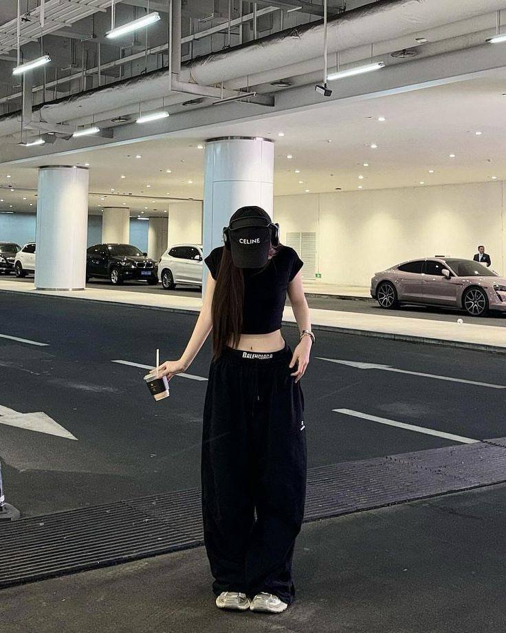 Hello, I recently arrived in Dubai. I want to learn about the customs and culture here. Peace be upon you. WhatsApp:https:https://t.co/GMZl21C6H7