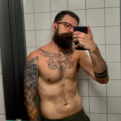 Just a guy who loves Chastity and wrecking his holes. Full videos on my https://t.co/q0RKXcgHTN