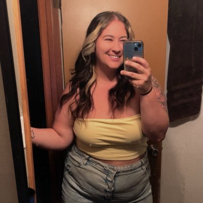 Avid croc wearer and constant sarcasm giver. Yelling Go Pack Go all the way from Kansas City 🏈🧀 co-host on @green__gorgeous podcast Instagram: tori.peot