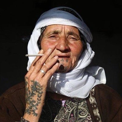 Ne yalnızım ne suskunum: Her yürek yarasında bir özgürlük çiçeğiyim.