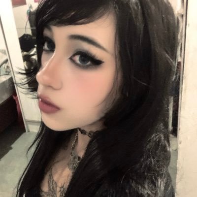 eu sou sensitiva paranormal vidente mestre em heiki consultora em feng shui e bruxa eu sou muitas em uma só