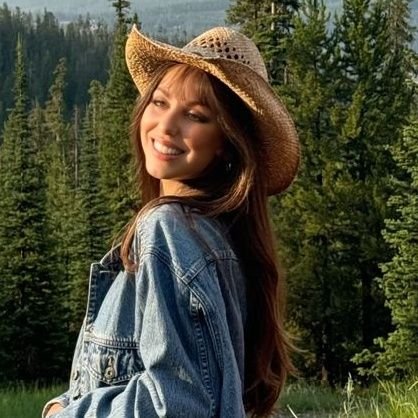 Living my best life, because life is way to short! 🥳🇺🇸
Trump is my guy ❤️and America, is my home! 🔥Please follow my main acct.👉 @cinrui Smartass Brunette!