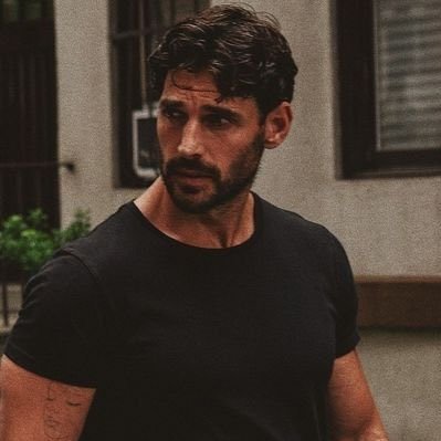 هائِمٌ، ذو مشَاعر جيّاشة، عاشقٌ للغَةِ والأدبِ العربيّ. دَامتْ عيناك الجَميلتان مُشرقتَين.