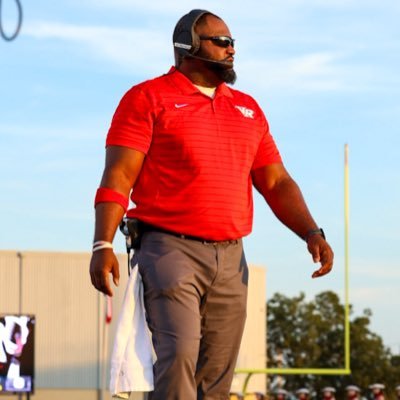 Associate Head Football Coach | Defensive Coordinator | Defensive Ends @vrhsfootball | Head Boys Track @vrtf8 | @thscacoaches | @CruFAA 2007 | @UMHBAlumni 2008