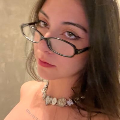 imnotbebellaz's profile picture. pro player de roblox e the sims