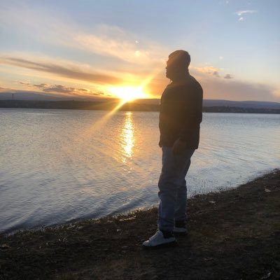 Atrévete a caminar aunque sea descalzo, a sonreír aunque no tengas motivos, a ayudar a otros sin recibir aplausos