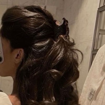 ربي إن أمي هِي سندي الذي أتكئ عليه يارب لا تجعلها تميّل من تعب أو ضيقه فيميل معها عالمي كله.