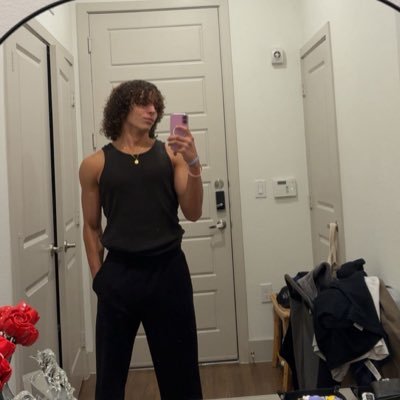 vlfit's profile picture. 23 | just a young christian trying to make it ✞