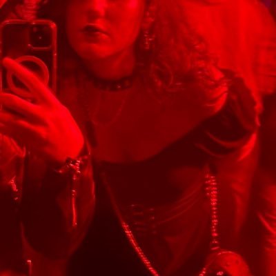 ImACrazyPerson_'s profile picture. “Not gay as in happy, but queer as in fuck you” || quaisquer pronomes