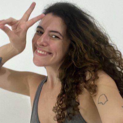 apenas uma jovem senhora que gosta de reclamar da vida, falar de futebol, esculhambar bolsonaristas e exaltar mulher bonita