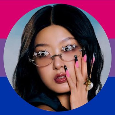 I’m here and I’m queer and I’m proud of my box | Função cosseno^2 x do @Gueistavo ela/ele 💖💜💙