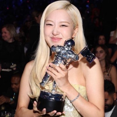 it’s 3am and i’m losing myself and my mind over rosé again ♡