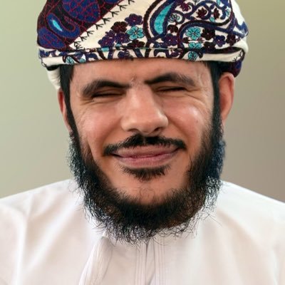 حمد بن محمد بن حمد الشعيلي كفيف كلي خريج جامعة السلطان قابوس حاصل على شهادة البكلريوس في التاريخ موظف حاليا في وزارة الأوقاف والشؤون الدينية