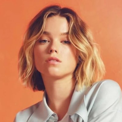 「 A certified mess & party girl ( but secretly studious, ew ). Better at ⚽ than you. Vortex club elite. Dipping her toes into theatre. 🧋 ┋ #LISOC #LISRP 」