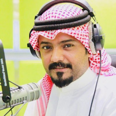 مذيع بدأ من اذاعة المدرسه والحين مذيع في اذاعة الكويت . لي
تجارب تلفزيونيه لكن الاذاعة هي ال💌