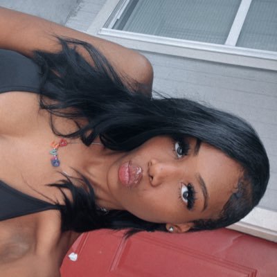 thabarbbitch's profile picture. on these lil girls neck 📍