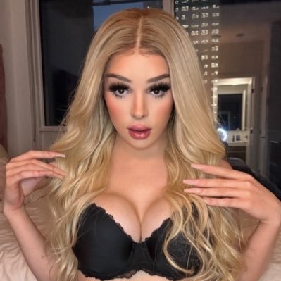 I am a woman with a big surprise 🍆……👠 Trans 🏳️⚧️ icon breaking every rules im new here but I dream of getting to 100k subscribers 🥹🥰