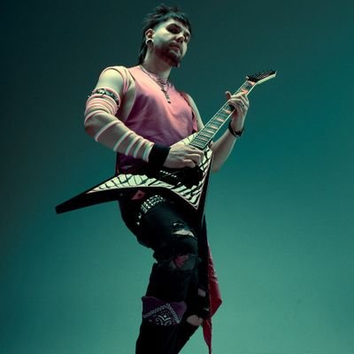 MusicMan▪️ShowMan▪️GuitarBoy
Lead Guitar ETLANE 🎸
Обучаю игре на гитаре 🎓
https://t.co/LPMUNHOSjF